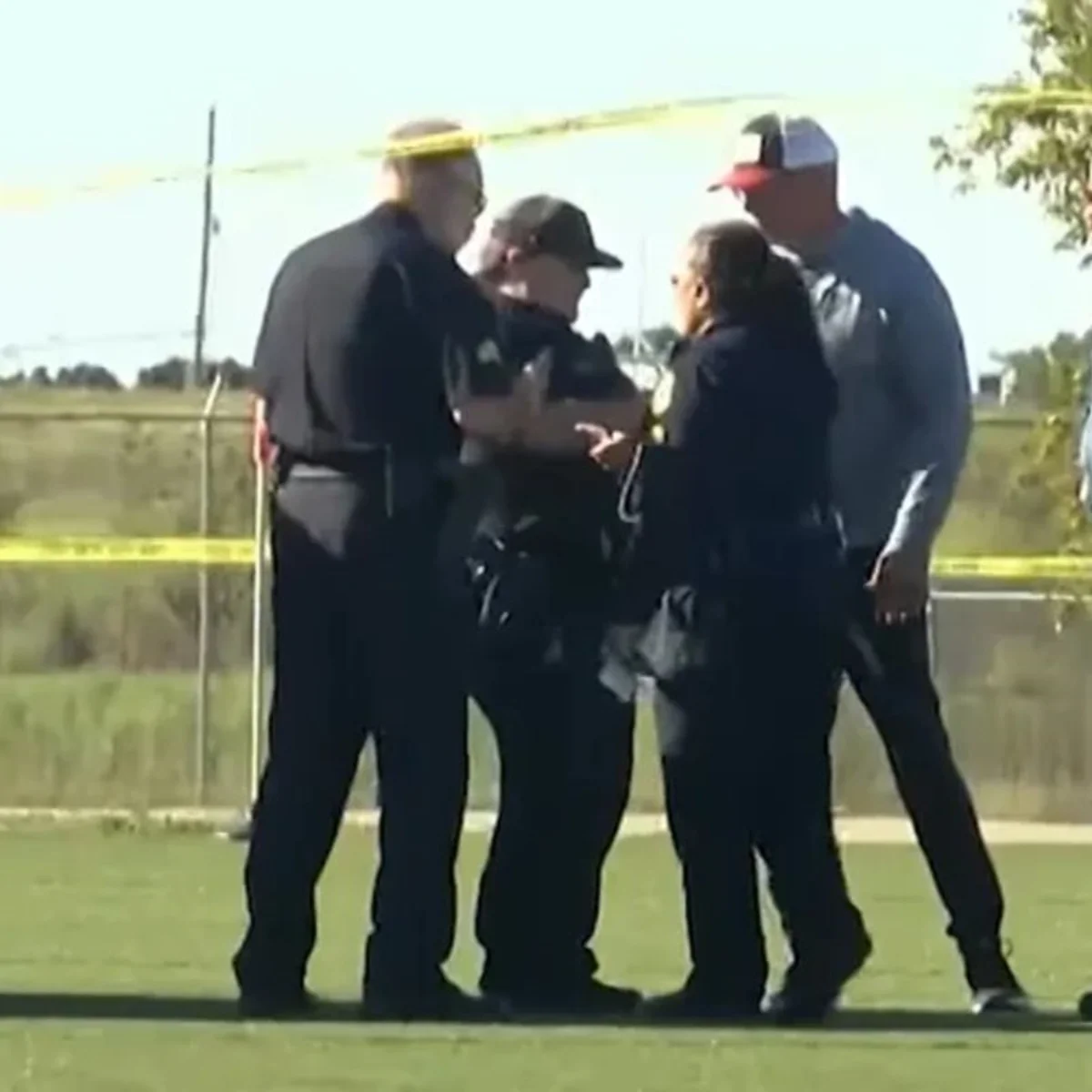 Mulher invade campo de futebol e mata uma criança e um homem nos EUA