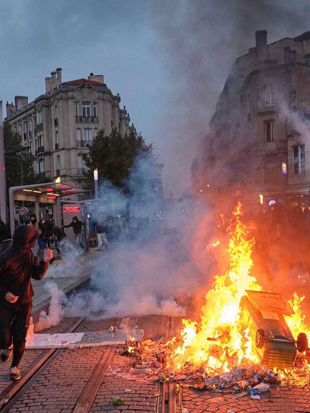 Quase mil pessoas são presas após confrontos em mais um dia de protestos em massa na França