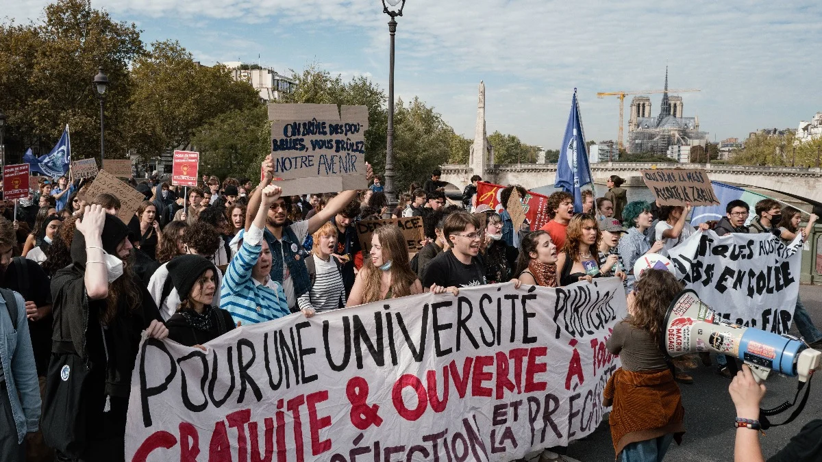 Protestos na França tem ataque a prefeituras e atos em diversas cidades