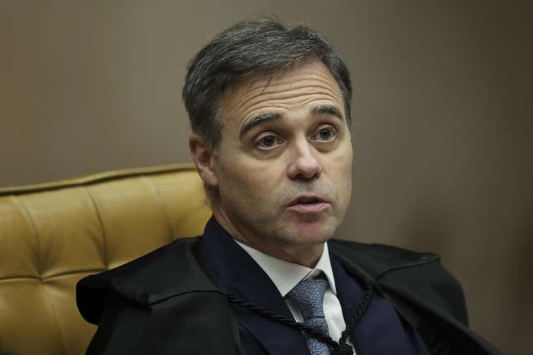 André Mendonça multa Flávio Bolsonaro após candidato impulsionar post com críticas a Lula