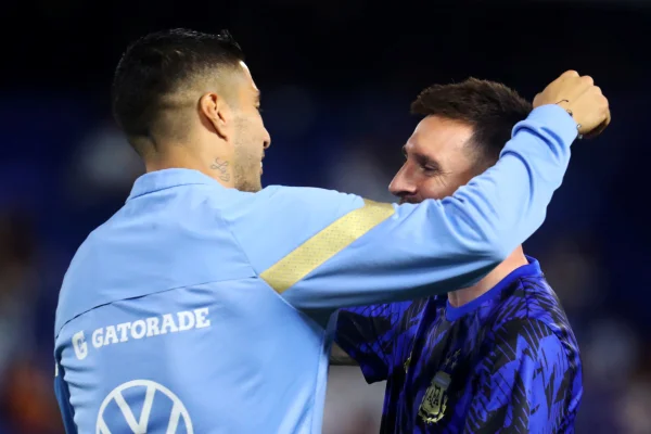 Luis Suárez homenageia Messi após aposentadoria da seleção: "Obrigado!"