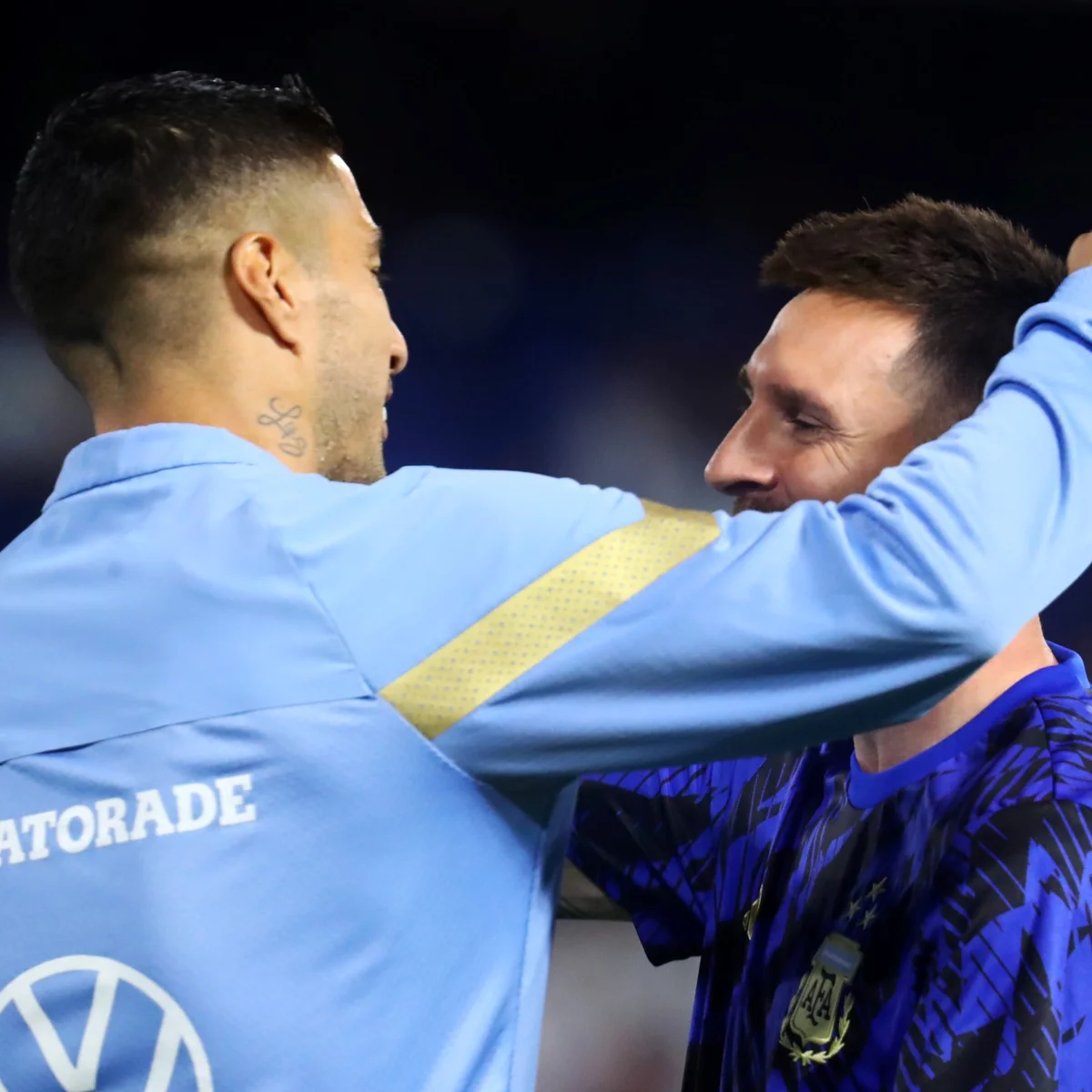 Luis Suárez homenageia Messi após aposentadoria da seleção: "Obrigado!"