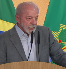 Lula (PT) durante sanção do novo limite para Microempreendedores Individuais (MEI) e assinatura da PEC para transporte gratuito Foto: Reprodução / YouTube