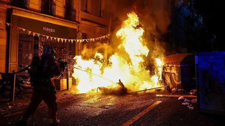 Quase mil pessoas são presas após confrontos em mais um dia de protestos em massa na França