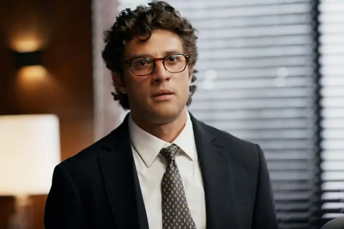 Imagem colorida de Pedro, interpretado por Chay Suede, na novela Quem Ama Cuida - Metrópoles
