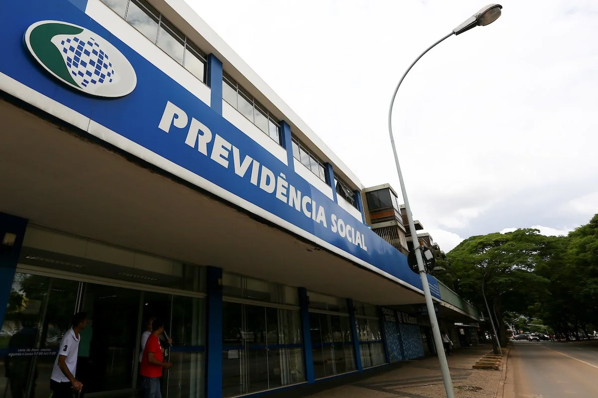 Imagem da matéria: Homem chama servidora do INSS de negra porca: "Merece morrer"
