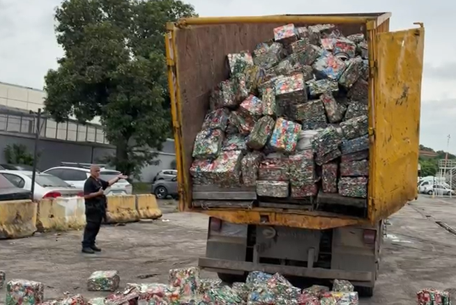 Polícia apreende quase duas toneladas de cobre e prende dois suspeitos na Via Dutra, no Rio