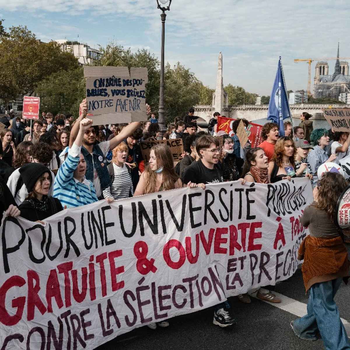 Protestos na França tem ataque a prefeituras e atos em diversas cidades