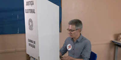 Zema entra com celular na cabine de votação Foto: Reprodução/GloboNews