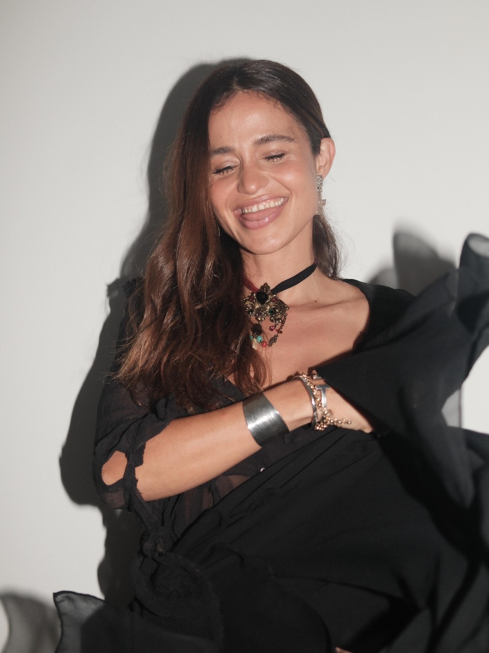 Nanda Costta posa com look transparente e fendado para estreia e arranca elogios — Foto: Reprodução/Instagram