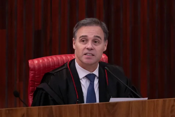 Mendonça manda excluir posts de Lula sobre “tesouraço” de Flávio Bolsonaro