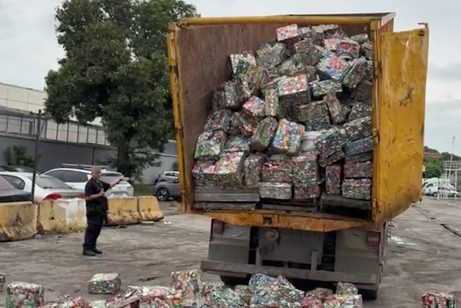 Polícia apreende quase duas toneladas de cobre e prende dois suspeitos na Via Dutra, no Rio