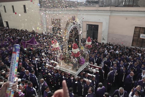 Así fue la primera salida del Señor de los Milagros: el Centro Histórico de Lima se llenó de fe y devoción | FOTOS