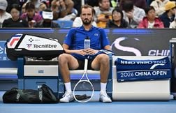 Medvedev dégomme un spectateur, Djokovic qualifié pour la finale à Pékin