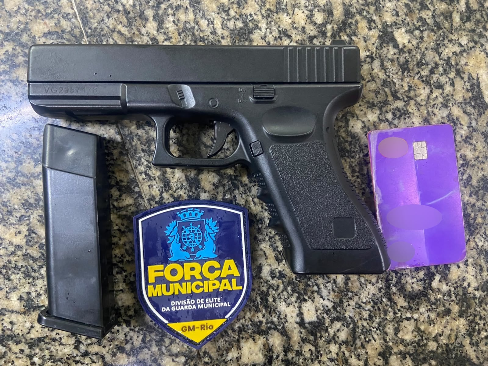 Agentes apreenderam réplica de arma e detiveram suspeito de roubo Reprodução/Força Municipal
