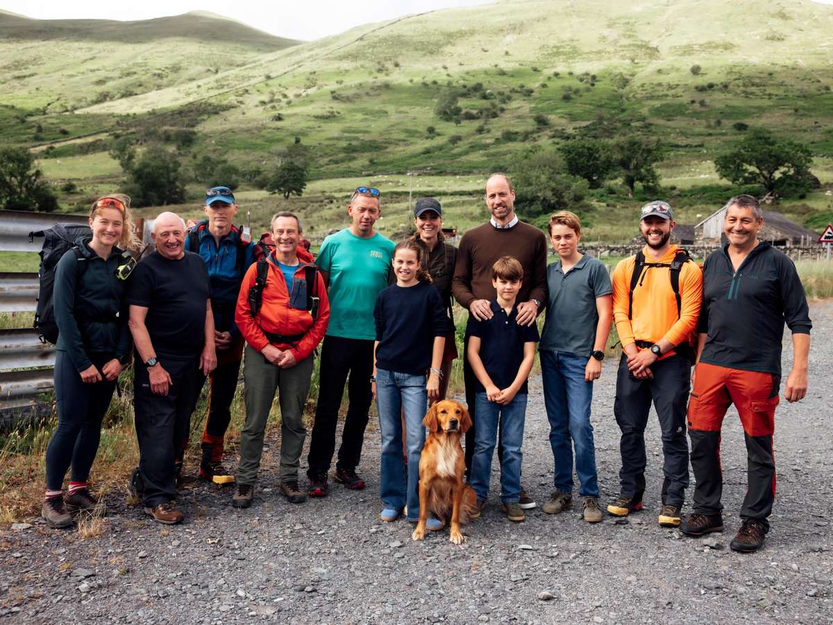 Kate Middleton publica foto inédita da família ao completar o Desafio Nacional do Três Picos