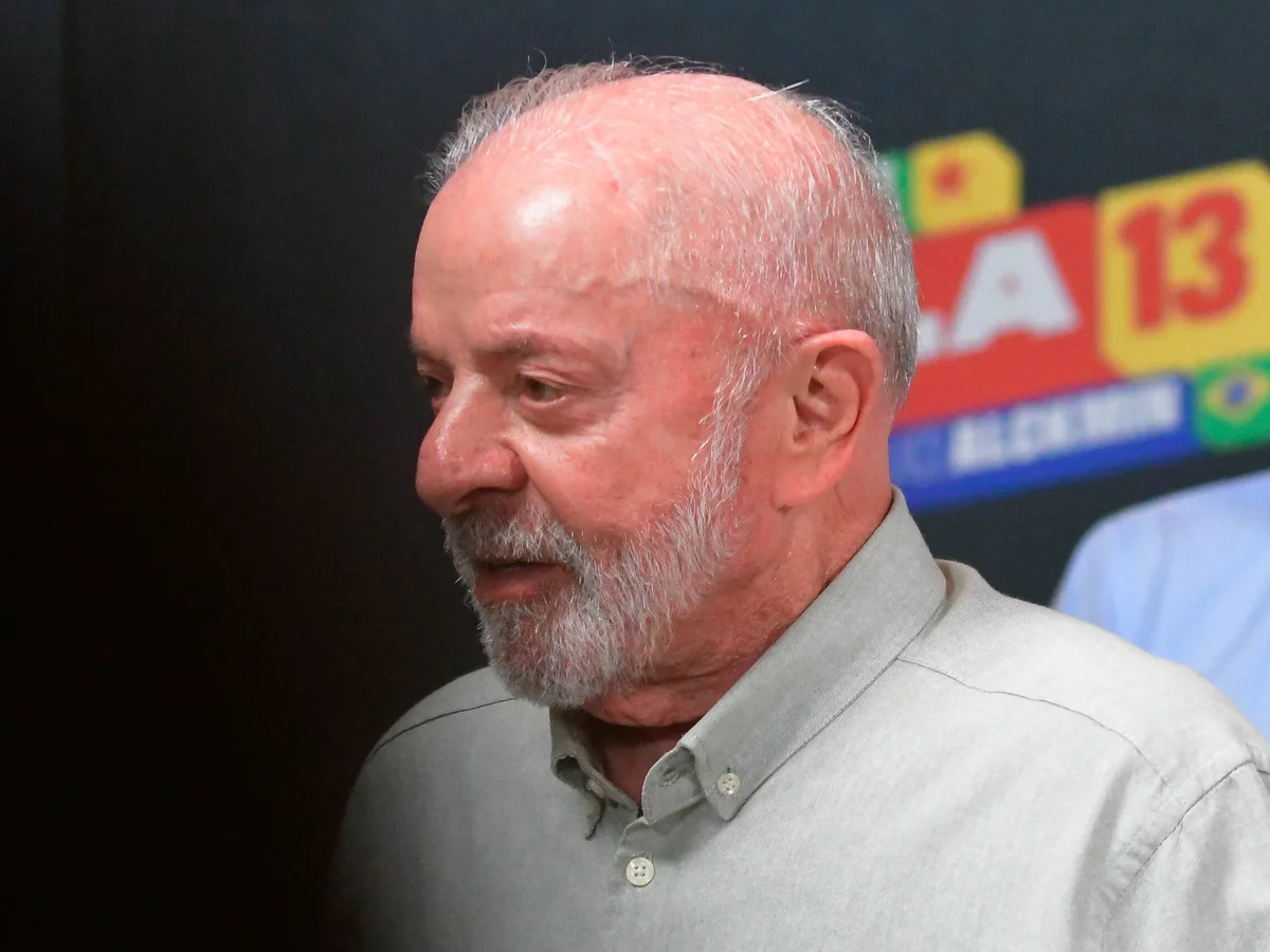 Lula faz novo ataque a Flávio: "Defendam o Brasil da família Bolsonaro"