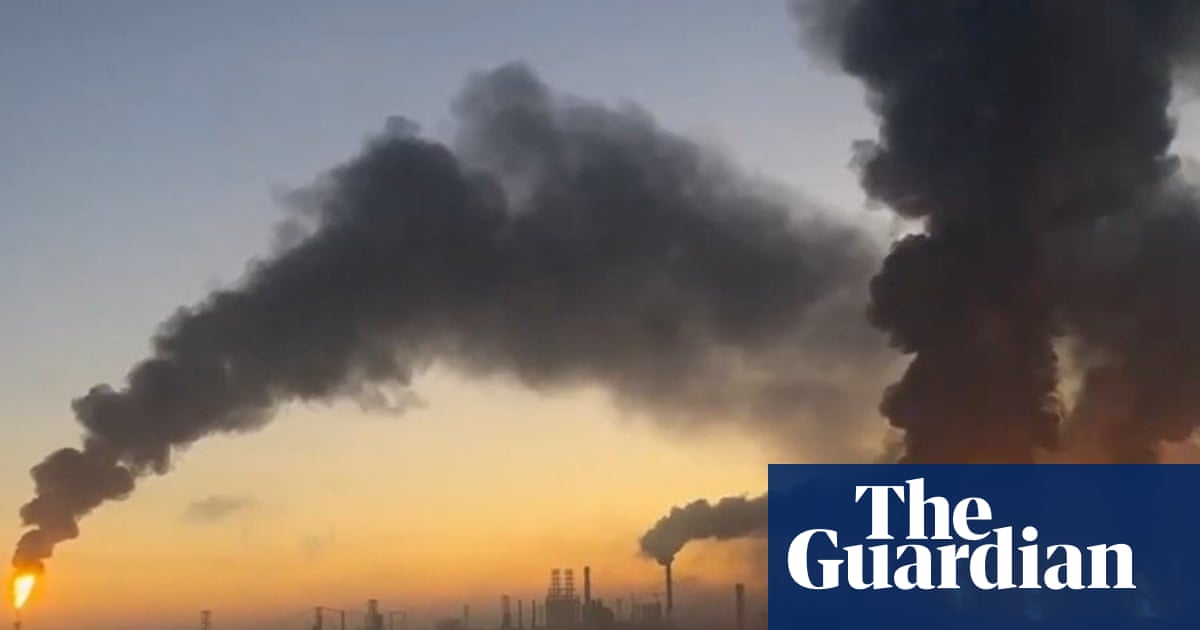 A Ucrânia persiste com ataques a refinarias de petróleo russas em desafio a Trump