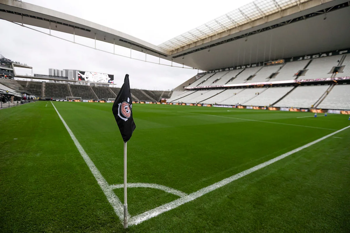 Corinthians relembra Democracia Corintiana e incentiva torcedores a votar