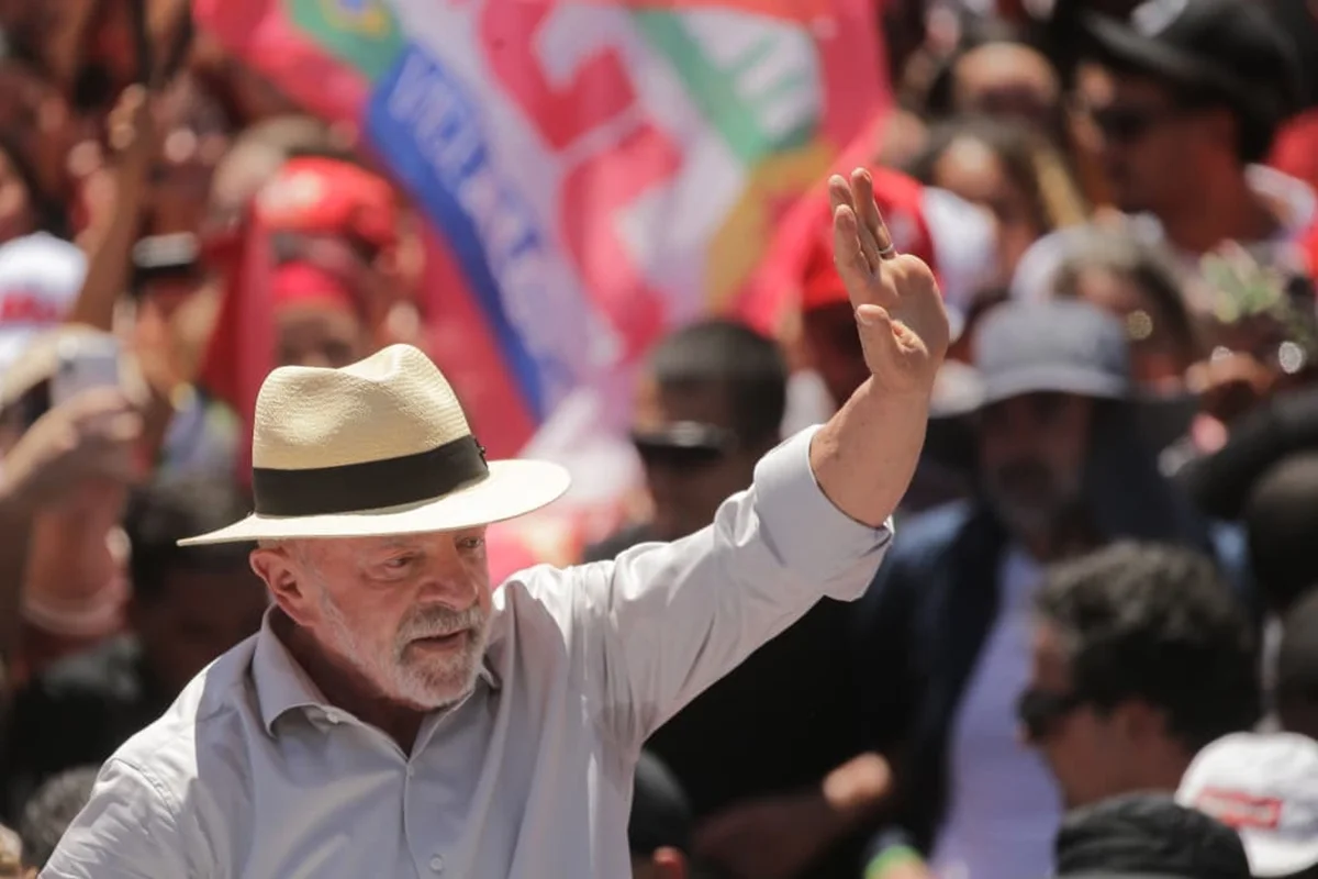 Lula anuncia PEC para garantir passe livre no transporte aos fins de semana