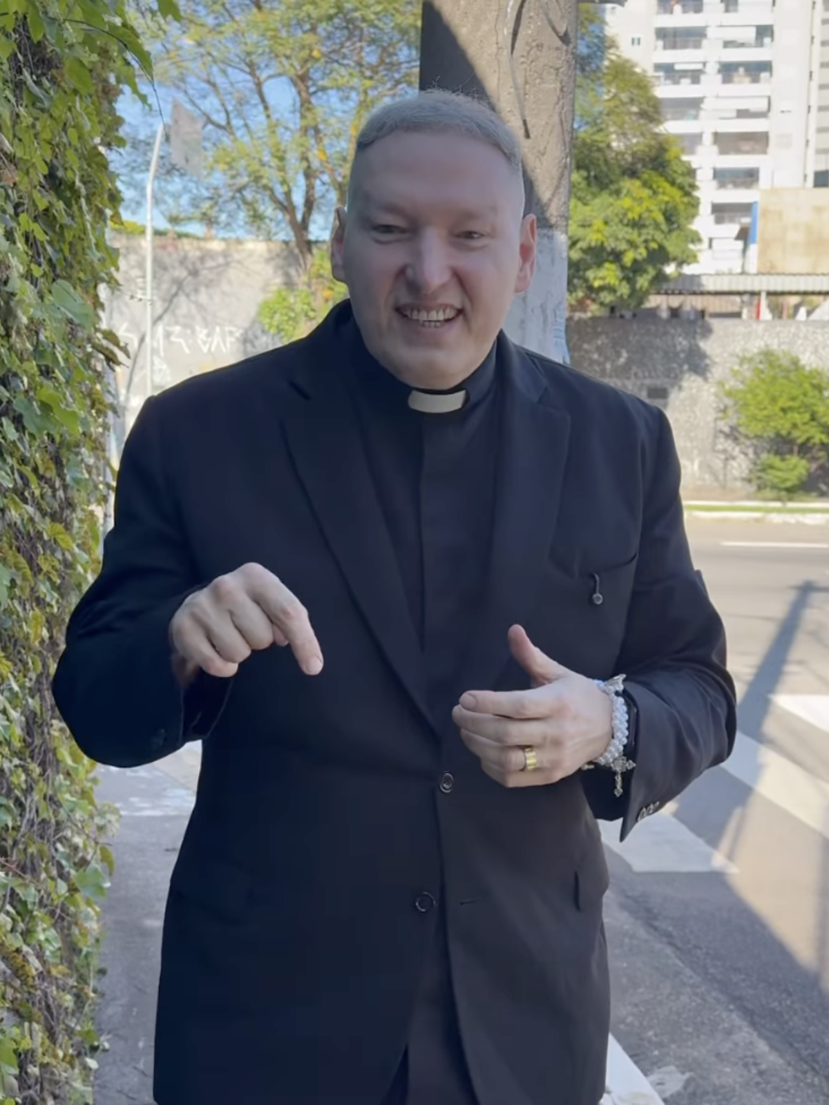 Padre Marcelo Rossi diz que nem a mãe sabe seu voto: 'Deus abençoe'