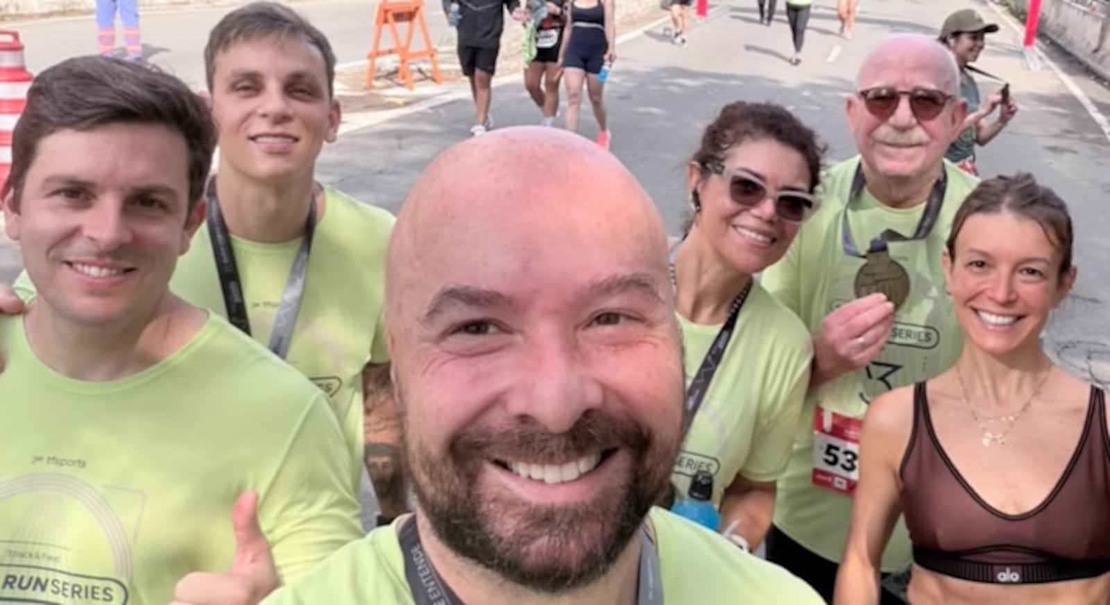 Renato Lombardi compartilhou seu desempenho ao lado de sua namorada, Mary Verônica, e sua turma de corrida Reprodução/Instagram