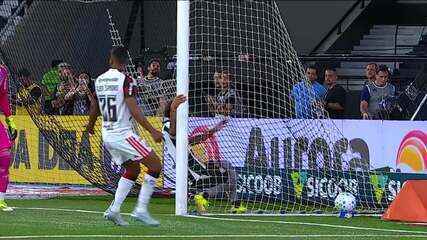 Veja o gol de falta de Léo Pereira, do Flamengo, contra o Botafogo