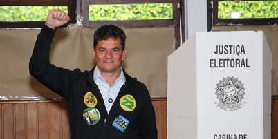O candidato ao governo do Paran&aacute;, Sergio Moro (PL), vota na manh&atilde; deste domingo, 4 de outubro de 2026, no Clube Duque de Caxias, no bairro Bacacheri, em Curitiba (PR), no primeiro turno das elei&ccedil;&otilde;es. Foto: GIULIANO GOMES/PR PRESS/ESTAD&Atilde;O CONTE&Uacute;DO