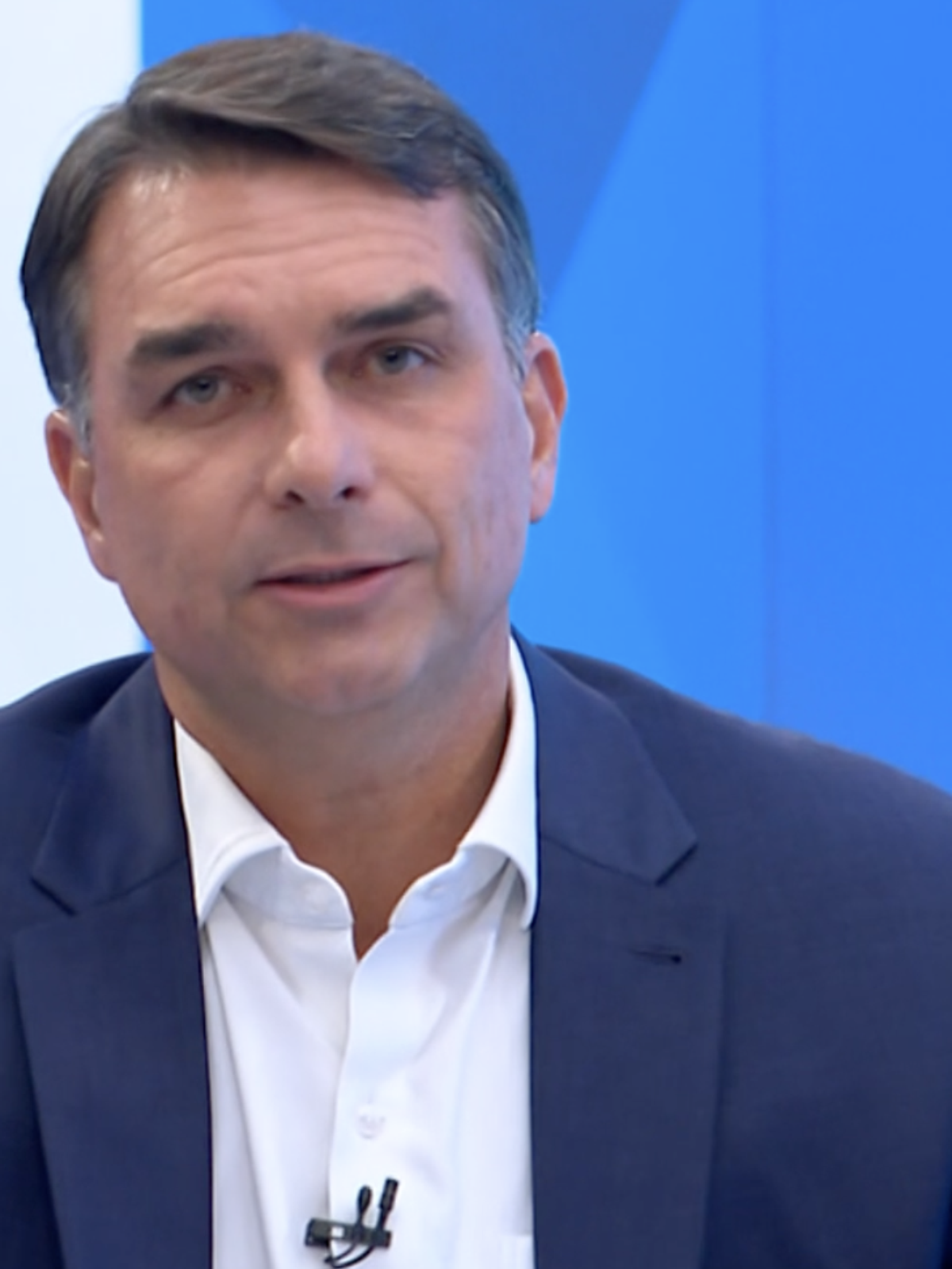 Flávio Bolsonaro cita negócios da Globo com Vorcaro e é rebatido por Renata Lo Prete durante sabatina