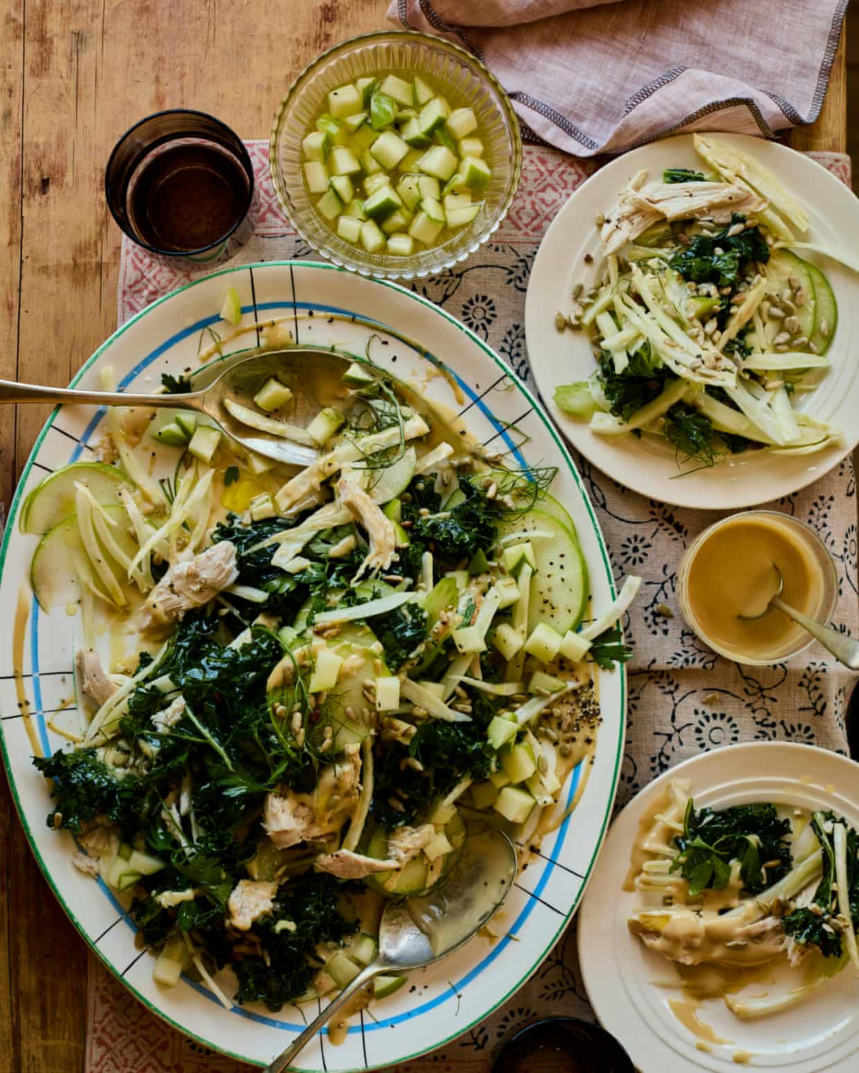 De panquecas para o café da manhã a acompanhamentos para o jantar e pudim: as receitas de maçã de Alissa Timoshkina