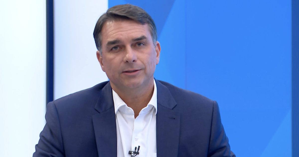 Flávio Bolsonaro cita negócios da Globo com Vorcaro e é rebatido por Renata Lo Prete durante sabatina