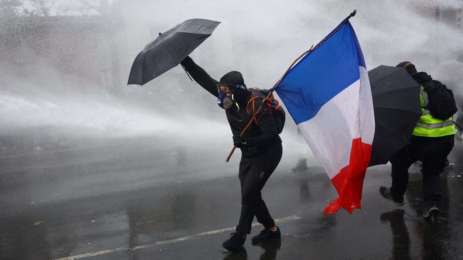 Polícia usou gás lacrimogêneo e canhões de água para dispersar manifestantes em várias cidades, incluindo Paris