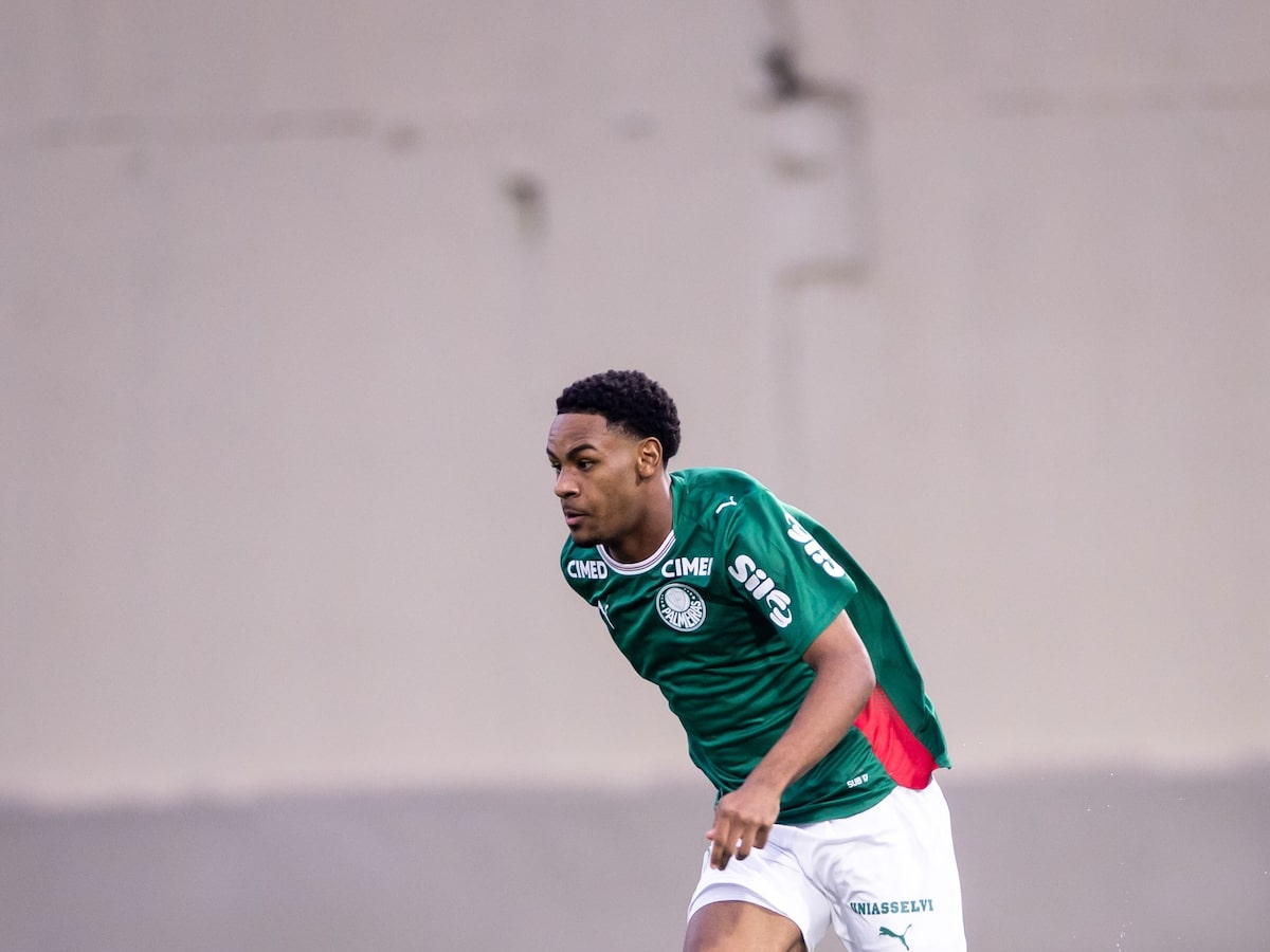 Quem são os jogadores de Palmeiras e Corinthians apontados como maiores promessas do futebol mundial