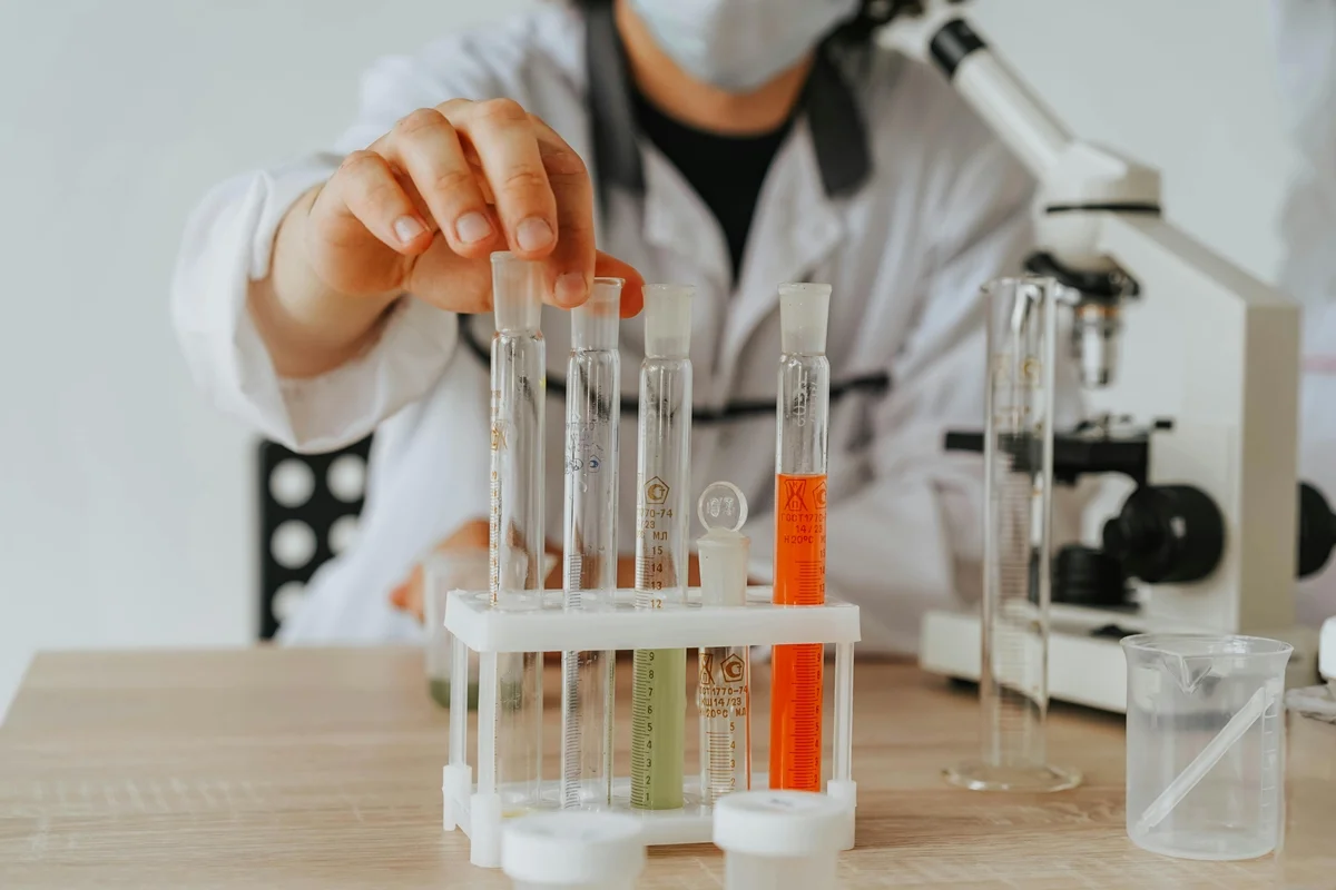 Foto colorida de pessoa mexendo em amostras em laboratório - Exame toxicológico na CNH: entenda como funciona e drogas detectadas - Metrópoles