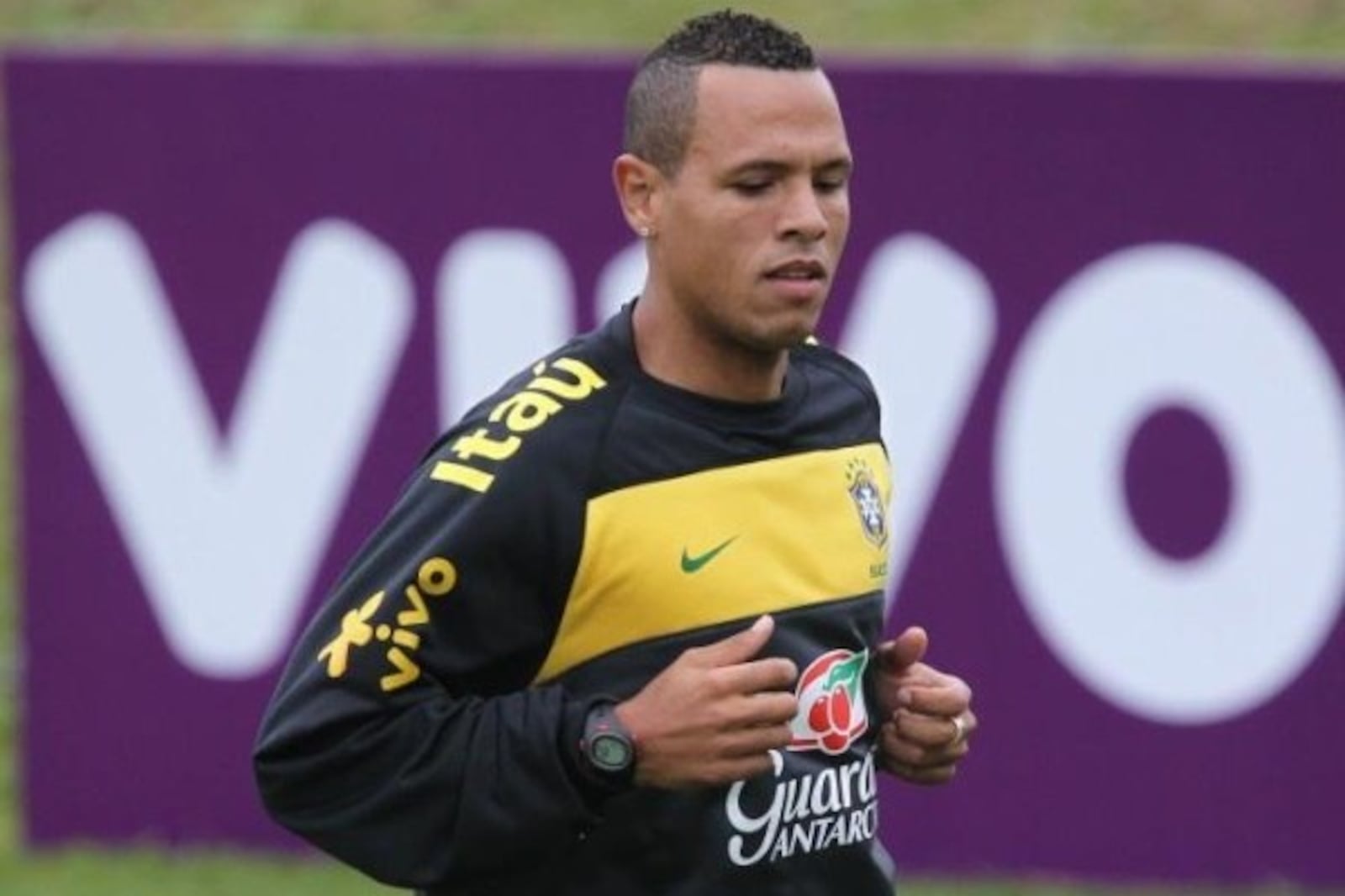 O "Fabuloso" disputou a Copa das Confederações de 2009 e a Copa de 2010, na África do Sul, mas a sua participação no torneio foi contestada por parte da crítica e da torcida