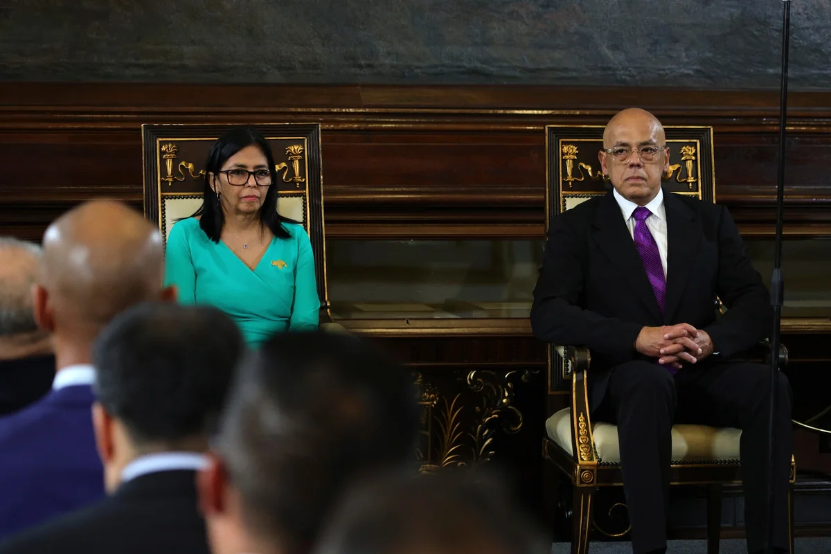 Imagem colorida mostra presidente da Venezuela Delcy Rodríguez - Metrópoles