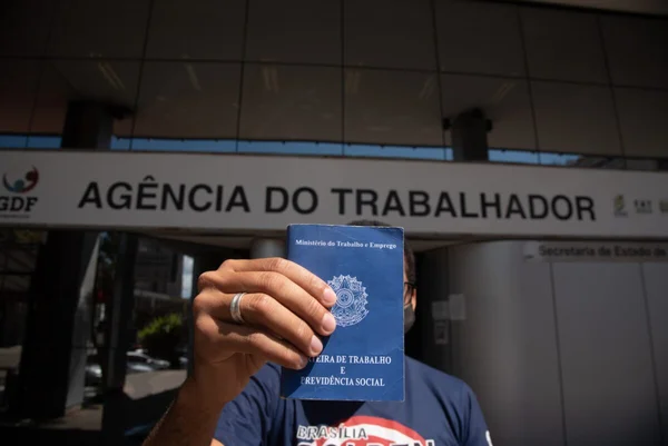 Quem trabalha seis dias vota no sétimo? A 6x1 entra na reta final