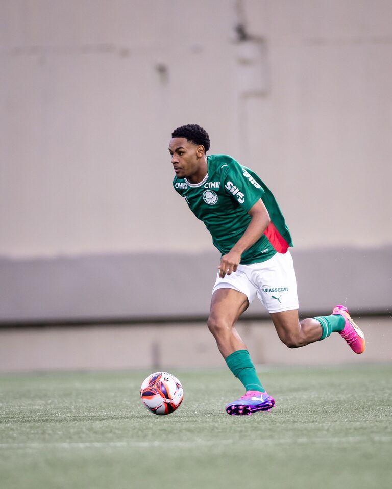 Quem são os jogadores de Palmeiras e Corinthians apontados como maiores promessas do futebol mundial