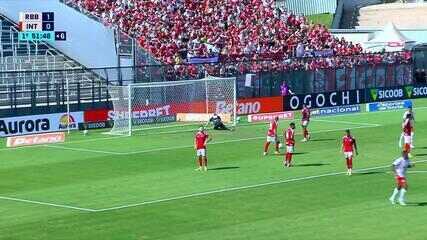 Veja o gol de falta de Juninho Capixaba, do Bragantino, contra o Internacional