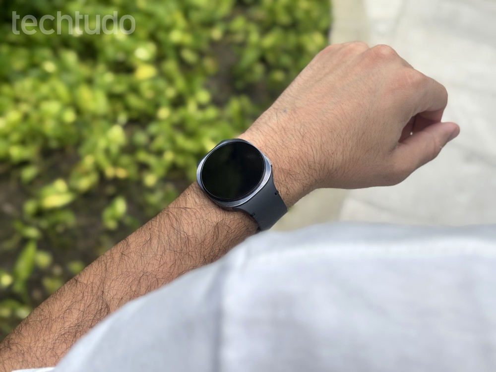 Galaxy Watch pode acompanhar exercícios com GPS, frequência cardíaca e métricas exibidas pelo Samsung Health. — Foto: Ana Letícia Loubak/TechTudo