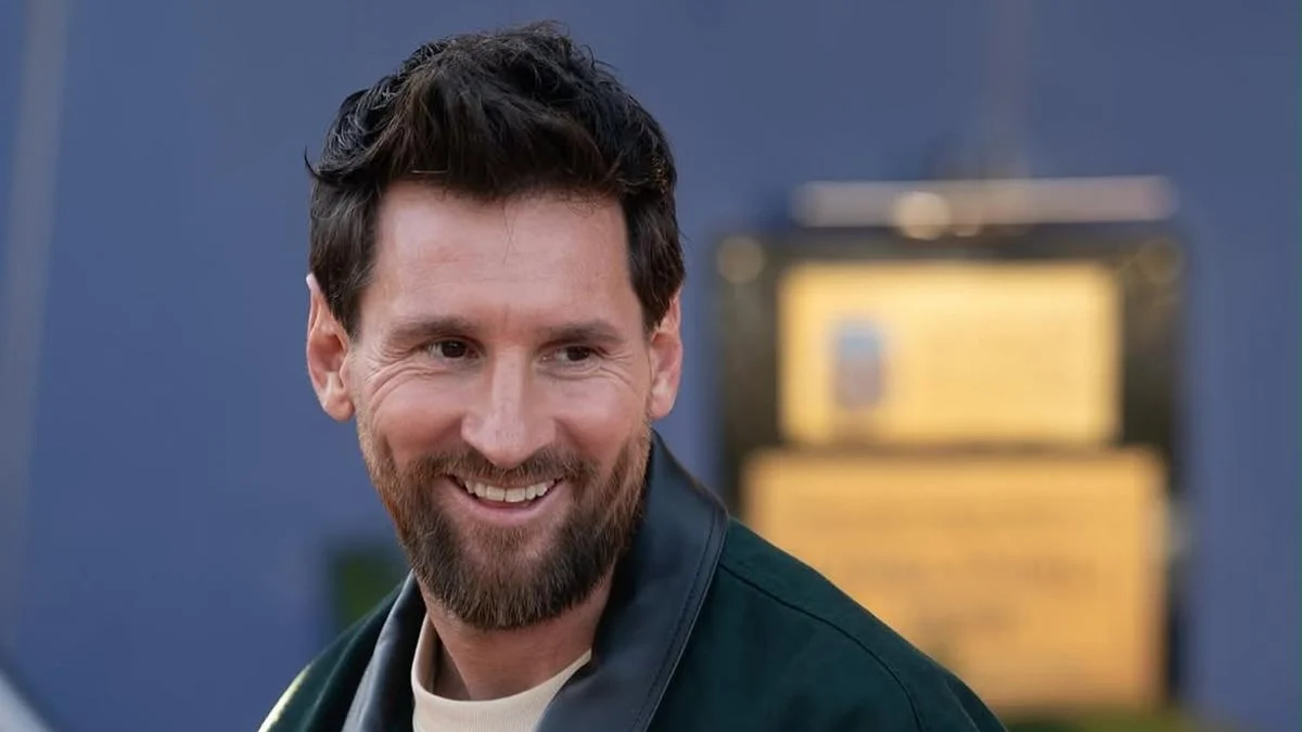 Lionel Messi se apresenta à seleção argentina para jogo de despedida