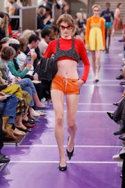 Miu Miu revela parceria com Wrangler e apresenta jeans vintage em Paris
