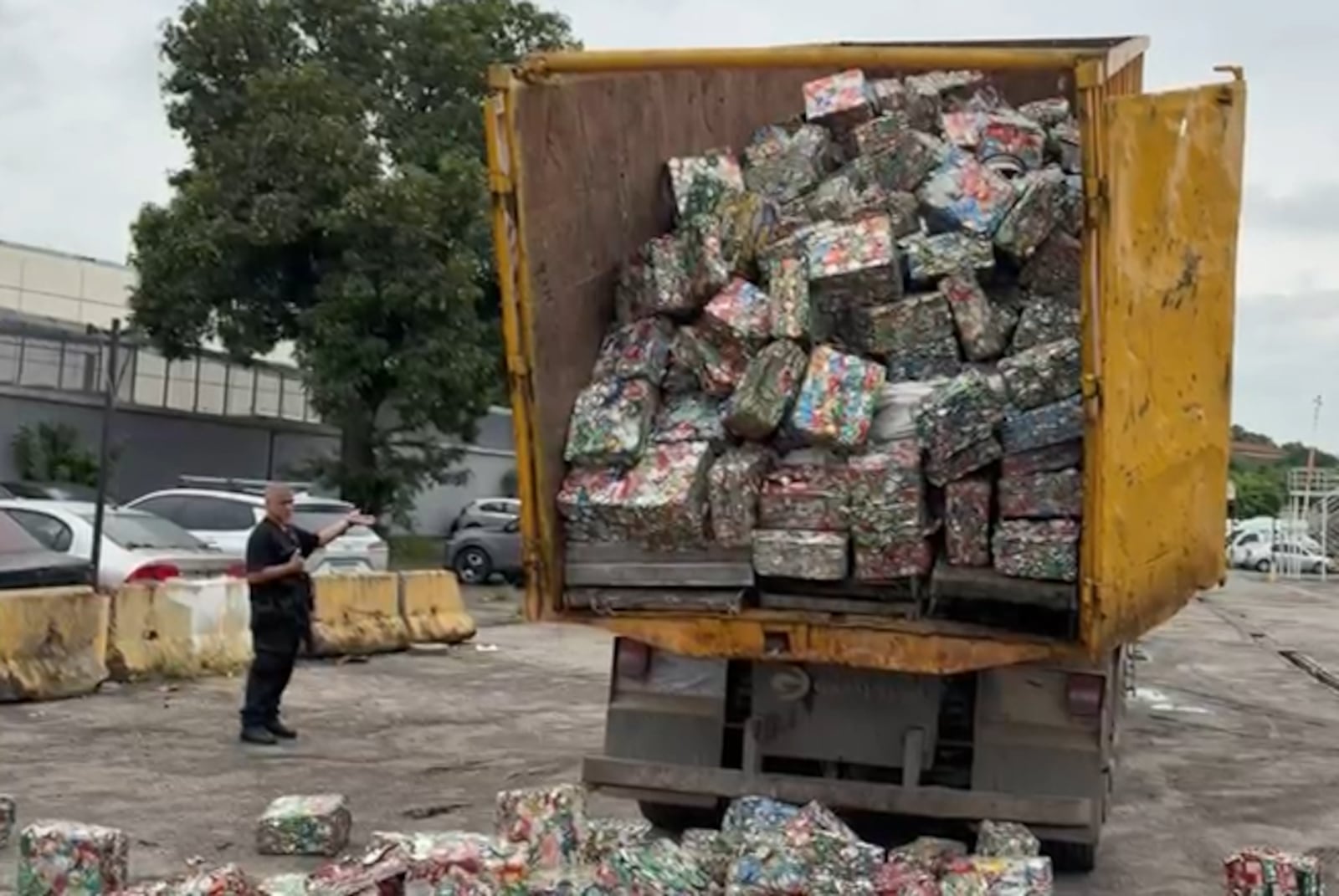 Agentes da DRF encontraram grande quantidade de cobre na carga de materiais recicláveis Reprodução/Polícia Civil
