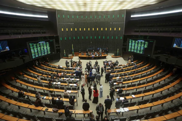 Câmara: 301 deputados se reelegem; 183 exercerão primeiro mandato