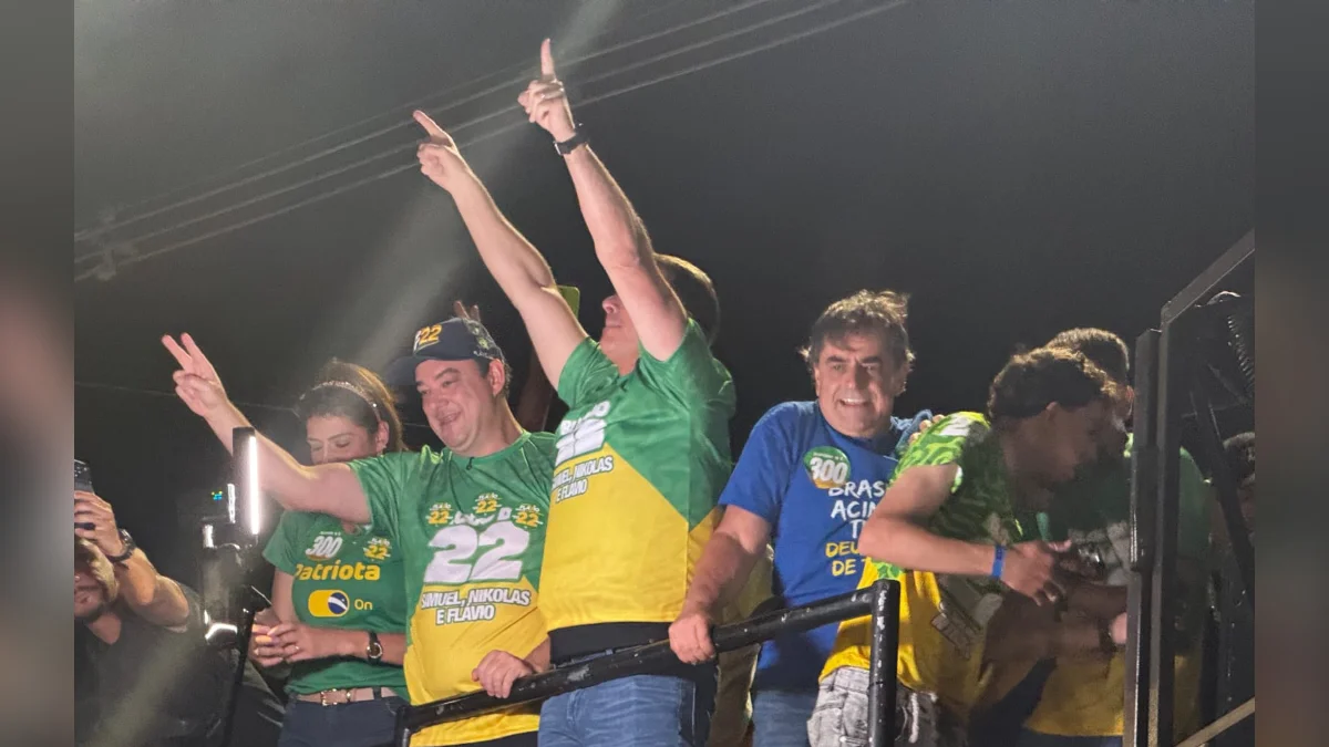 Flávio Bolsonaro em MG: "Poucas horas pra tirar o Brasil do cativeiro"