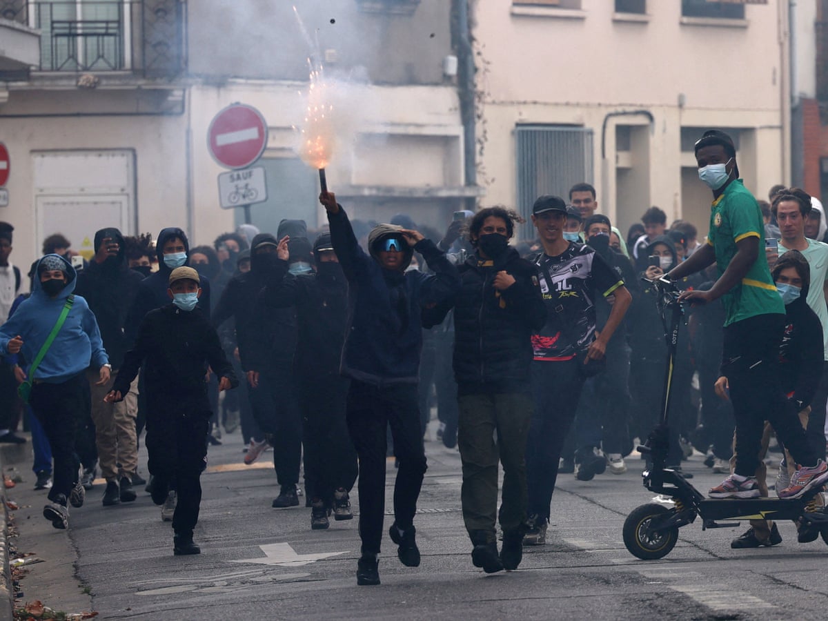 Mais de 400 escolas na França serão fechadas na segunda-feira, com mais protestos planejados