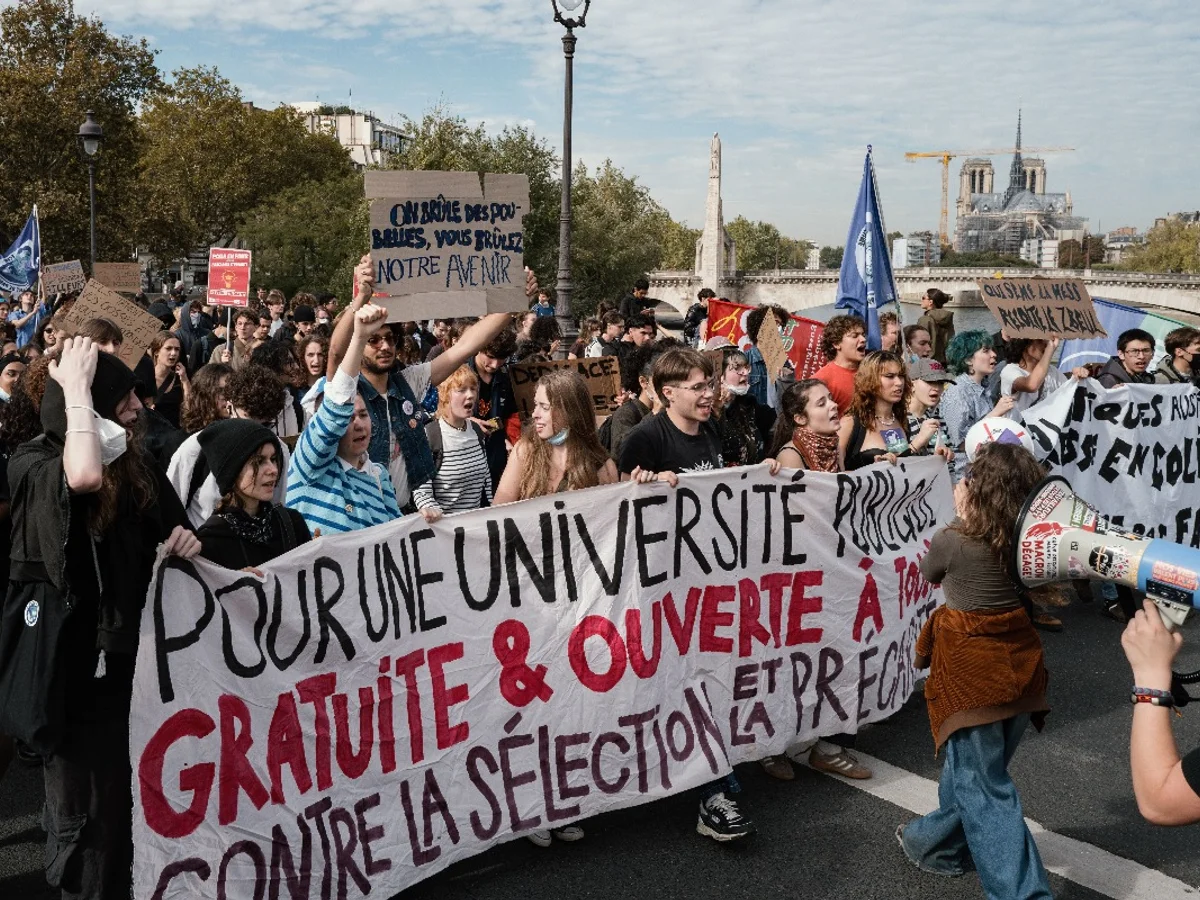 Protestos na França tem ataque a prefeituras e atos em diversas cidades