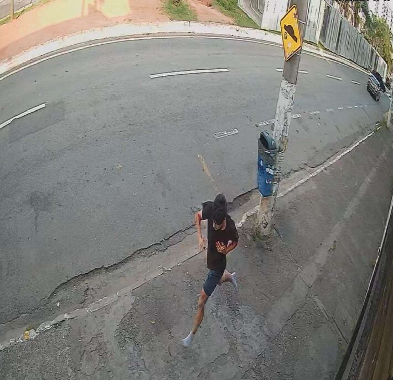 Imagens mostram Bruno Hashimura San Juliano correndo após ser baleado durante uma briga de trânsito em Taubaté.