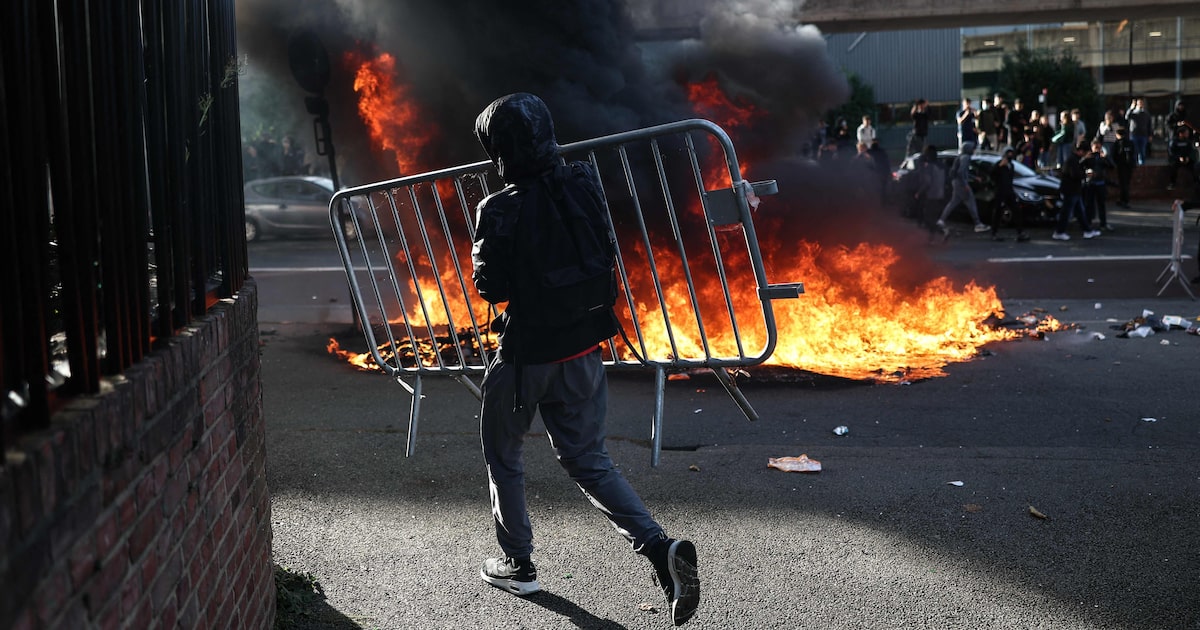 Protestos estudantis deixam escolas incendiadas na França; premiê convoca reunião de crise