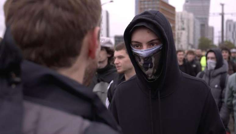 Quase mil pessoas são presas após confrontos em mais um dia de protestos em massa na França